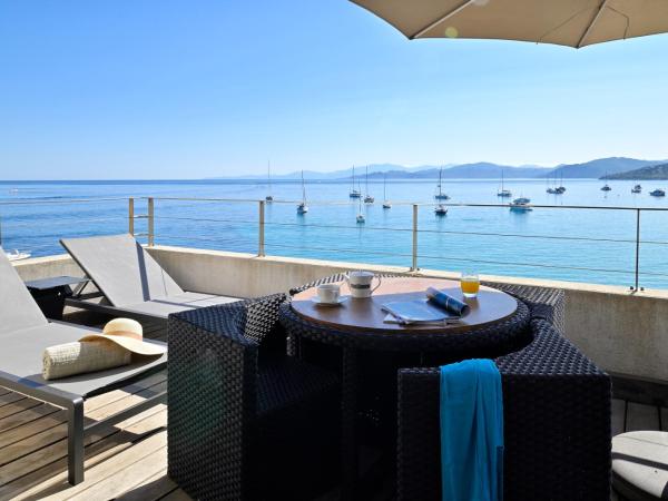 L'Escale Côté Sud : photo 5 de la chambre suite avec jacuzzi - vue panoramique sur mer