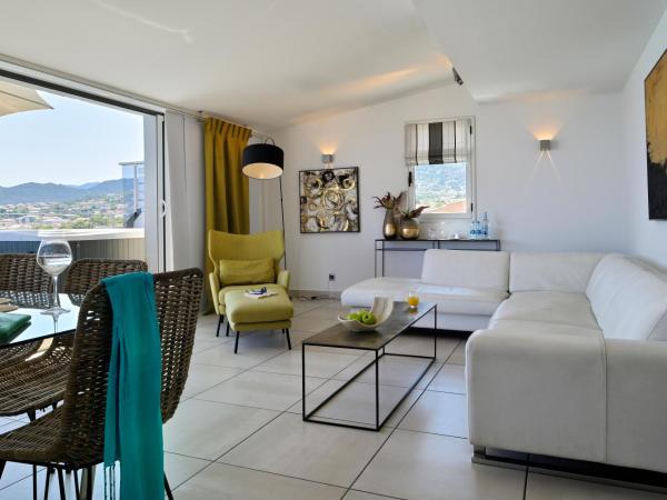 L'Escale Côté Sud : photo 8 de la chambre suite avec jacuzzi - vue panoramique sur mer