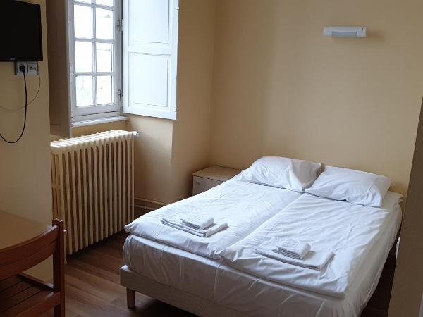 Hôtellerie Saint Yves : photo 4 de la chambre chambre triple - accessible aux personnes à mobilité réduite