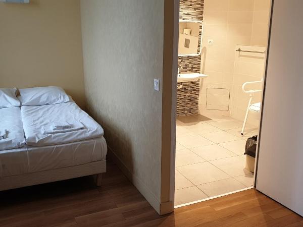 Hôtellerie Saint Yves : photo 3 de la chambre chambre triple - accessible aux personnes à mobilité réduite