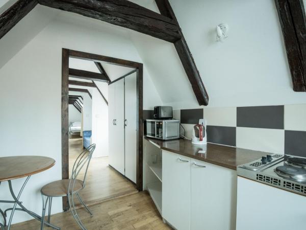 Charles Bridge Hostel & Apartments : photo 6 de la chambre suite de 4 lits avec salle de bains privative