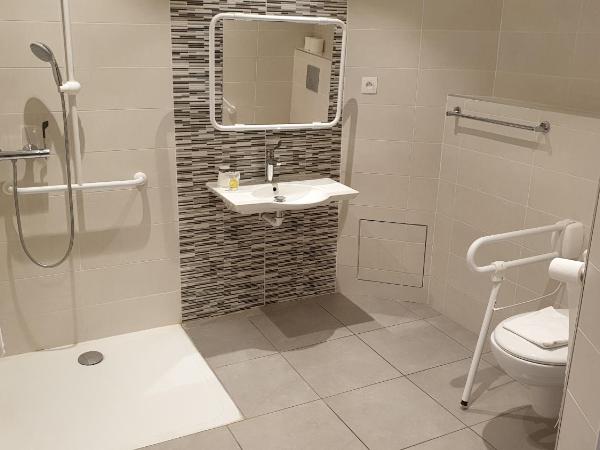 Hôtellerie Saint Yves : photo 1 de la chambre chambre triple - accessible aux personnes à mobilité réduite