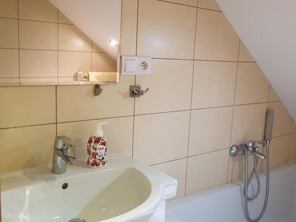 Hostel Mleczna - Metro Zacisze : photo 5 de la chambre chambre quadruple avec salle de bains commune