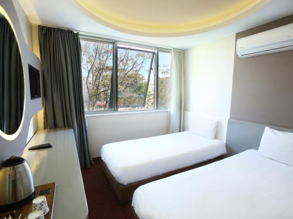 IS Hotel : photo 2 de la chambre chambre lits jumeaux - vue sur jardin