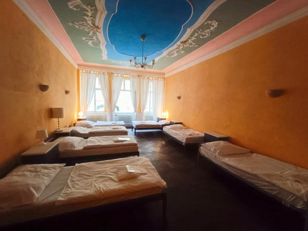 Charles Bridge Hostel & Apartments : photo 3 de la chambre lit simple dans dortoir pour femmes