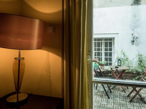 Charles Bridge Hostel & Apartments : photo 5 de la chambre chambre double ou lits jumeaux avec salle de bains commune