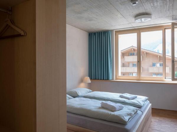 Gstaad Saanenland Youth Hostel : photo 5 de la chambre chambre double ou lits jumeaux avec salle de bains privative