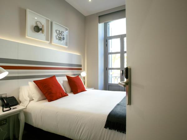 Legazpi Doce Rooms & Suites : photo 2 de la chambre chambre double ou lits jumeaux - vue sur ville