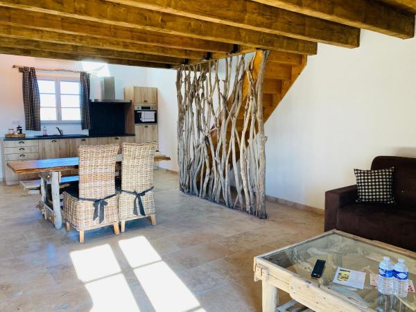 Manade des Baumelles : photo 7 de la chambre appartement - vue sur jardin