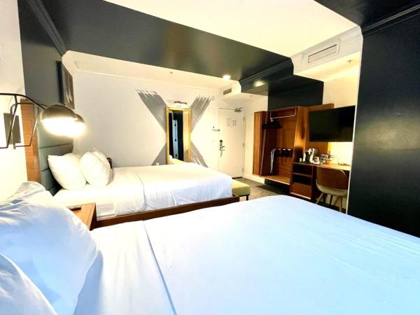 Hotel Belmont Vancouver MGallery : photo 2 de la chambre chambre supérieure avec 2 lits queen-size - vue sur ville