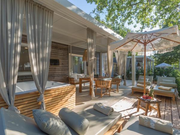 Polidor Camping Resort : photo 7 de la chambre family three-bedroom mobile home with hot tub