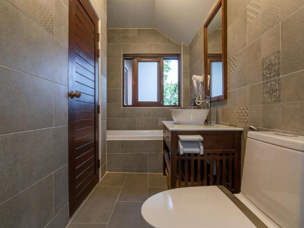 Lanna Art Deer Resort Chiang Mai : photo 2 de la chambre chambre triple avec baignoire