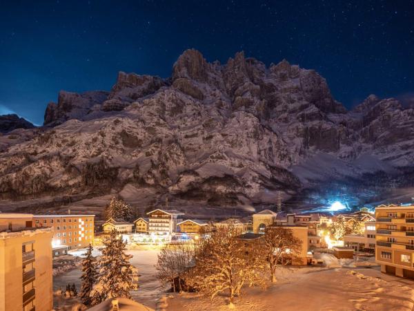 Grichting Hotel & Serviced Apartments : photo 8 de la chambre chambre lit queen-size avec balcon