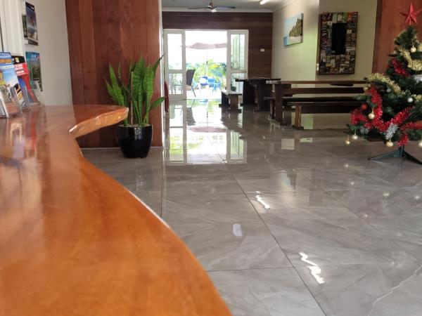 Travellers Paradise : photo 3 de la chambre chambre lits jumeaux avec salle de bains commune