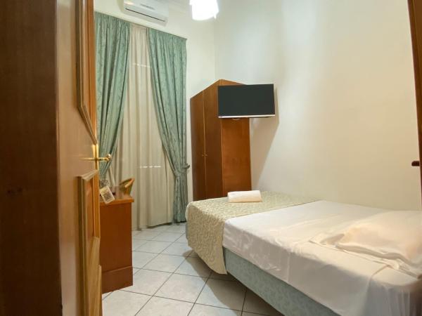 Hotel Eliseo Napoli : photo 2 de la chambre chambre simple