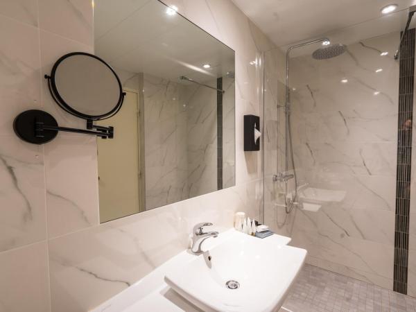 Aigle Noir Fontainebleau MGallery : photo 6 de la chambre chambre double ou lits jumeaux classique - vue sur cour