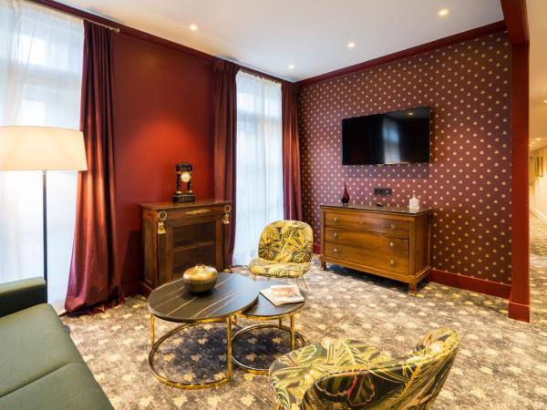 Aigle Noir Fontainebleau MGallery : photo 9 de la chambre suite junior lit king-size - vue sur cour