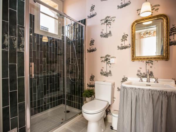 Carcassonne Bed and Breakfast du Palais : photo 2 de la chambre chambre lit king-size - vue sur jardin