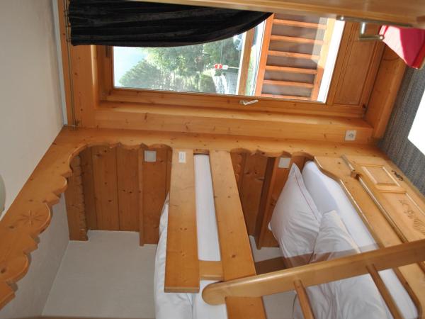 Oustalet : photo 1 de la chambre chambre familiale - vue sur mont-blanc (2 adultes + 2 enfants)