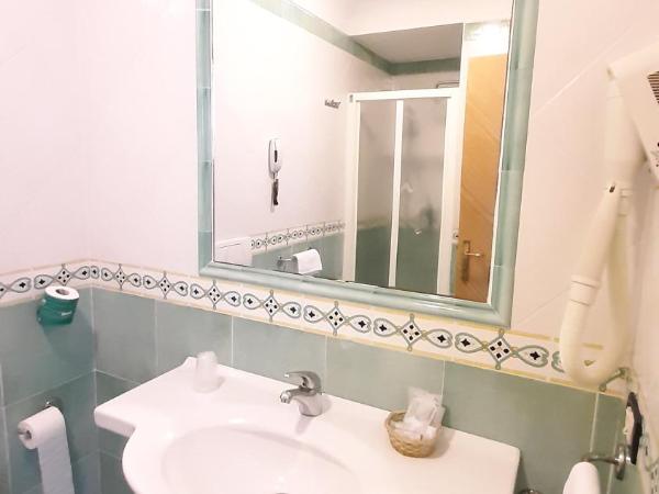 Hotel Albatros : photo 2 de la chambre chambre triple (2 adultes & 1 enfant)