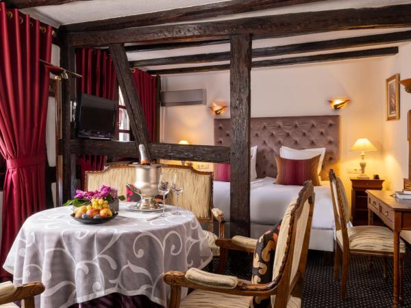 Hotel Restaurant Le Maréchal - Teritoria : photo 7 de la chambre suite lit queen-size avec baignoire spa