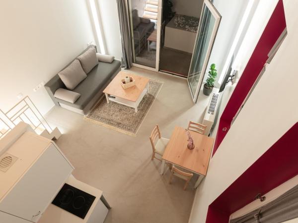Ether Loft Suites : photo 6 de la chambre suite loft avec terrasse - loft rouge feu