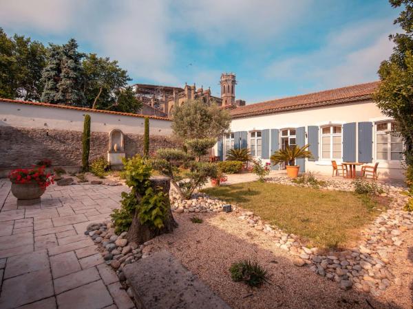 Hôtel Le Donjon - Coeur de La Cité Médiévale : photo 1 de la chambre chambre familiale - vue sur jardin