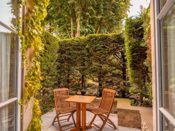 Hôtel Le Donjon - Coeur de La Cité Médiévale : photo 2 de la chambre chambre familiale - vue sur jardin
