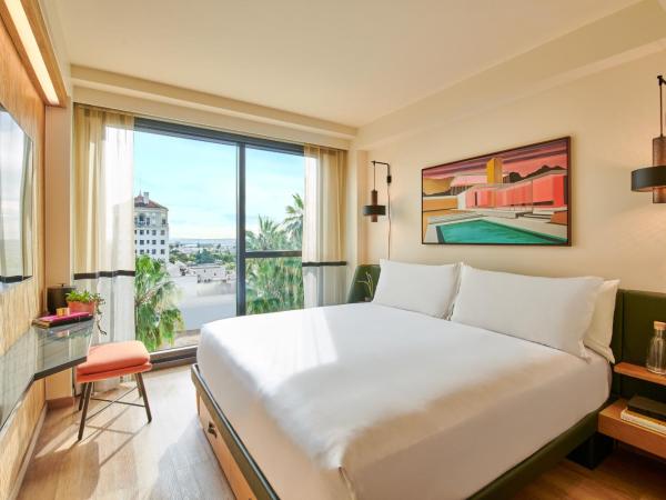 tommie Hollywood, part of Jdv by Hyatt : photo 1 de la chambre chambre lit king-size - vue sur ville