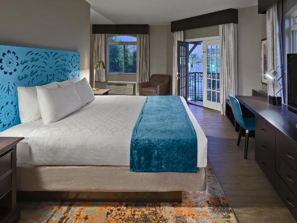 Hotel Indigo San Antonio Riverwalk, an IHG Hotel : photo 1 de la chambre suite lit king-size avec balcon