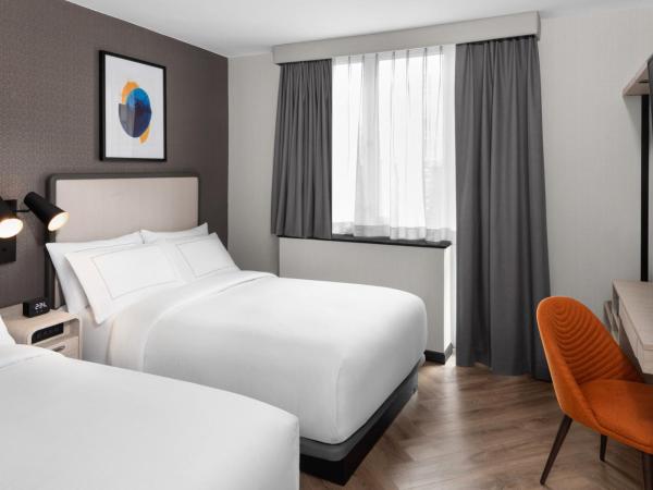 voco Times Square South New York, an IHG Hotel : photo 8 de la chambre chambre double standard avec 2 lits doubles