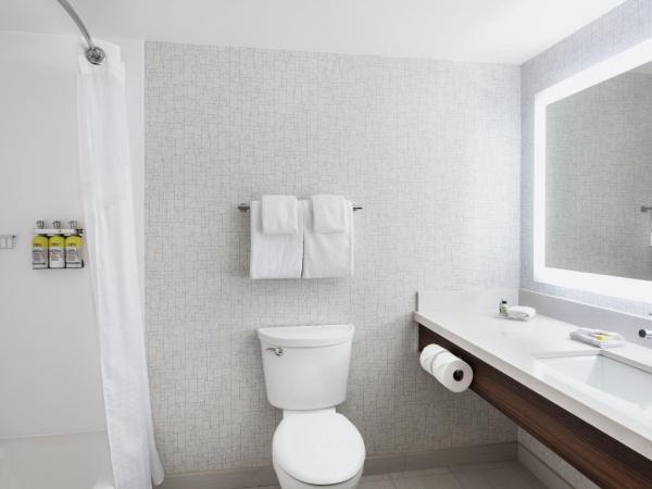 Holiday Inn Express Hotel & Suites Saskatoon, an IHG Hotel : photo 3 de la chambre chambre standard lit queen-size