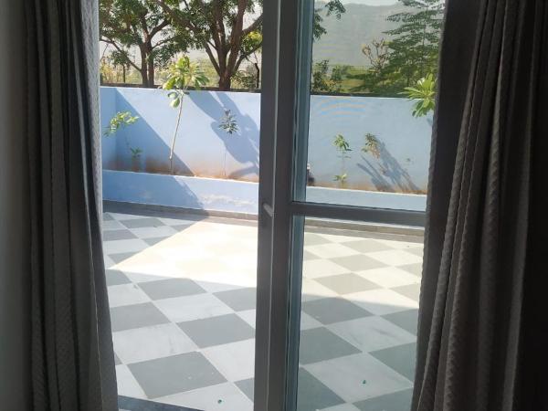 Red Tullip MD Valley Resort and Spa : photo 3 de la chambre deluxe pool view room with private balcony