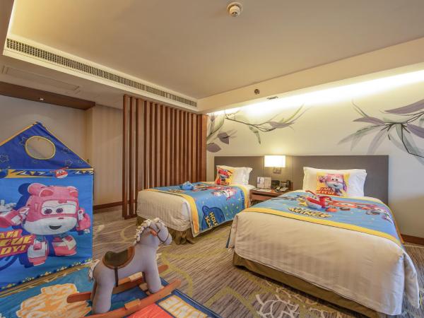 Crowne Plaza Guangzhou City Centre, an IHG Hotel - Free shuttle between hotel and Exhibition Center during Canton Fair & Exhibitor registration Counter : photo 3 de la chambre junior king suite with city view - kids theme