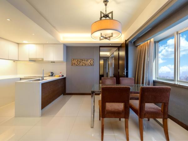 Crowne Plaza Guangzhou City Centre, an IHG Hotel - Free shuttle between hotel and Exhibition Center during Canton Fair & Exhibitor registration Counter : photo 1 de la chambre suite 2 chambres