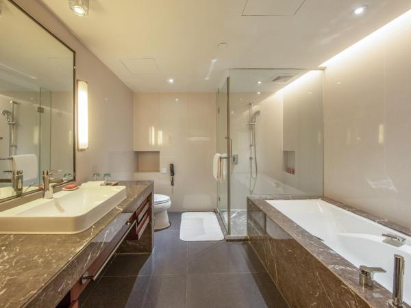 Crowne Plaza Guangzhou City Centre, an IHG Hotel - Free shuttle between hotel and Exhibition Center during Canton Fair & Exhibitor registration Counter : photo 2 de la chambre suite 2 chambres