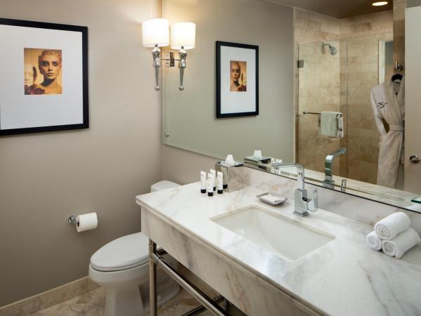 Hotel ZaZa Dallas : photo 2 de la chambre hébergement de luxe lit king-size avec salon