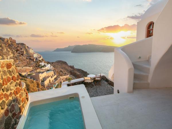 Oia Mare Villas : photo 8 de la chambre suite troglodyte avec jacuzzi extérieur