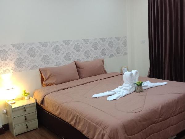 Little lotus Siam guesthouse at Rawai : photo 3 de la chambre chambre lit queen-size - vue sur jardin