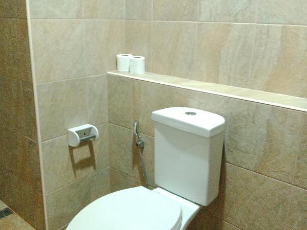 Little lotus Siam guesthouse at Rawai : photo 6 de la chambre chambre lit queen-size - vue sur jardin