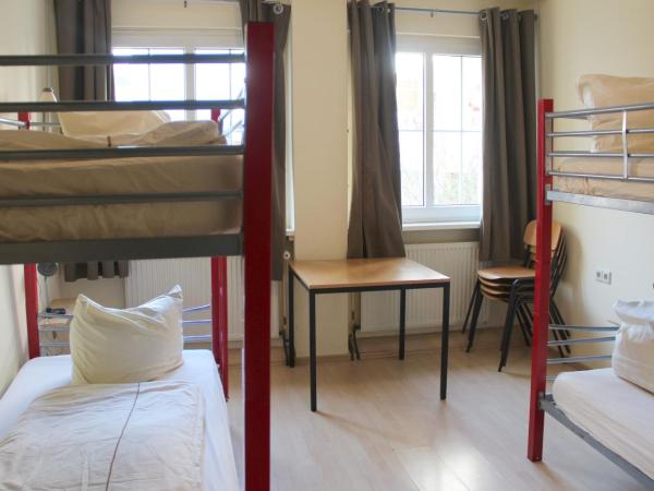 Buch-Ein-Bett Hostel : photo 3 de la chambre chambre quadruple avec salle de bains privative