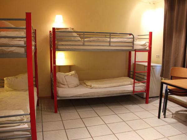 Buch-Ein-Bett Hostel : photo 4 de la chambre chambre quadruple avec salle de bains privative