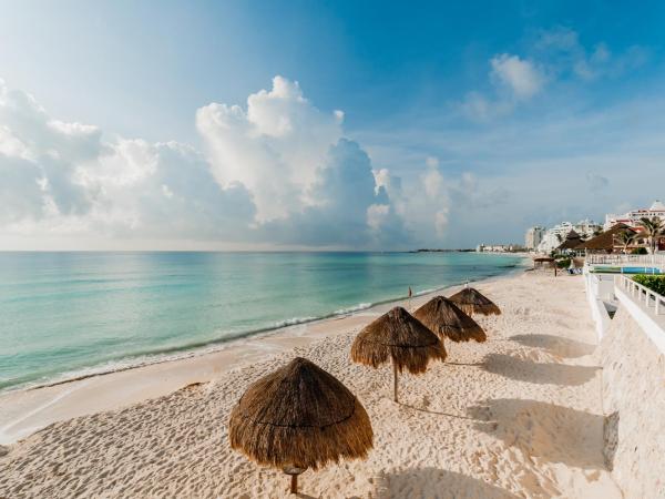 Rooftop Private Jacuzzi in beach front penthouse : photo 5 de la chambre penthouse