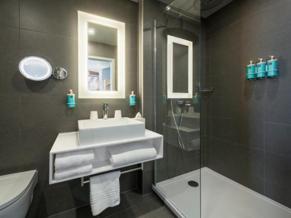 Novotel Paris 20 Belleville : photo 2 de la chambre chambre double supérieure avec balcon et vue