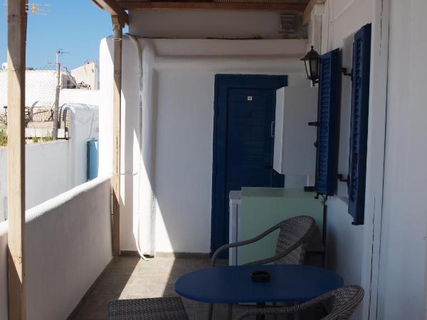 Fraskoula's Town : photo 7 de la chambre chambre simple avec toilettes communes