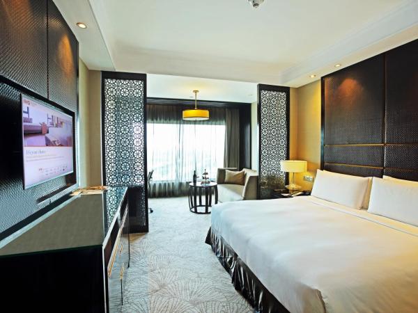 Crowne Plaza New Delhi Mayur Vihar Noida, an IHG Hotel : photo 6 de la chambre chambre lit king-size standard - accès au salon