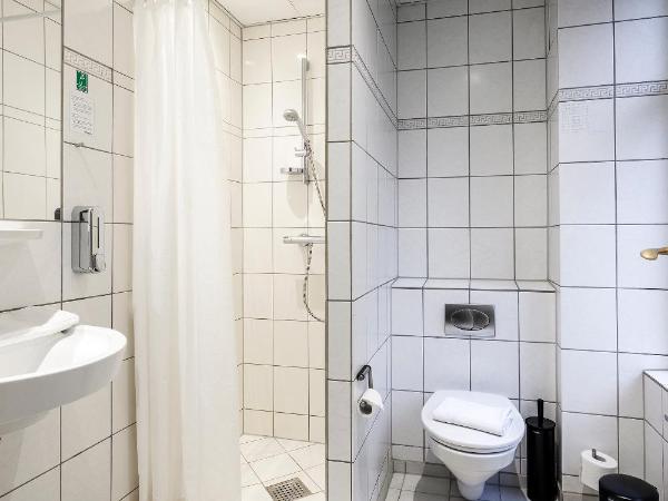 Go Hotel Saga : photo 6 de la chambre chambre quadruple avec salle de bains privative