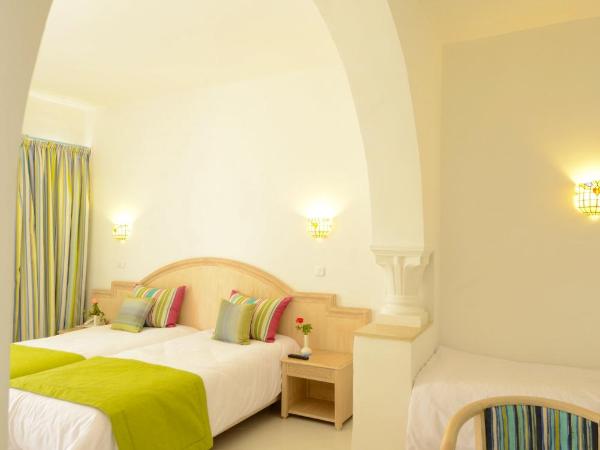 One Resort Aqua Park : photo 1 de la chambre chambre triple avec terrasse