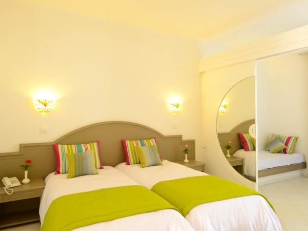 One Resort Aqua Park : photo 2 de la chambre chambre familiale - vue sur jardin