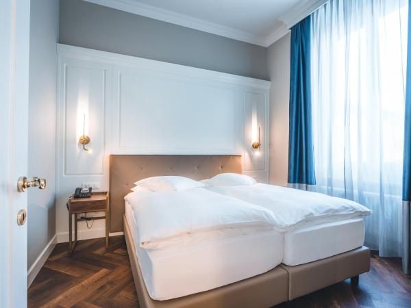 Hotel Reine Victoria : photo 1 de la chambre chambre double supérieure de caractère